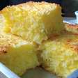 Bolo de mandioca sem farinha de trigo com bastante coco para ficar super úmido e fofinho