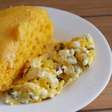 Cuscuz recheado com queijo e ovo: receita saudável que salva o seu café da manhã
