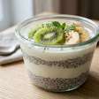 Iogurte natural, sementes de chia e frutas em um único pote: essa combinação preparada na noite anterior cria um café da manhã cremoso com proteínas, fibras e praticidade para a rotina
