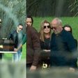 Dupla de Rick por 40 anos, Renner carrega caixão do cantor para sepultamento; viúva Geralda Helena é amparada por amigos em fotos