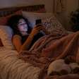 Você passa a noite no celular para ter um tempo só seu e acorda exausta: como sair desse ciclo?