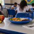 Professor notou que a aluna sempre dizia que tinha esquecido o lanche; uma conversa mostrou o motivo