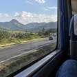Passageira filma um detalhe estranho pela janela do ônibus, avisa o motorista e muda o destino de uma viagem que parecia comum