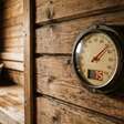 Sauna mais quente não significa sauna melhor: na Finlândia, 70 °C a 80 °C é apontado como intervalo mais eficiente, e reunir todos para usar o ambiente na mesma sessão evita manter o aquecedor ligado sem necessidade