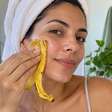 Passar comida no rosto virou skincare nas redes: o que a pele realmente recebe e quais riscos o vídeo não mostra?