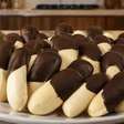 Biscoitinhos de leite condensado amanteigados com cobertura de chocolate que derretem na boca