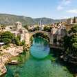 Uma ponte do século XVI destruída durante a guerra e reconstruída em 2004 sobre o rio Neretva: a cidade europeia onde influências otomanas, mediterrâneas e ocidentais formam um Patrimônio Mundial