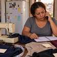 Costureira perdeu o emprego aos 52 anos e começou a consertar uniformes na mesa da cozinha até montar uma pequena oficina no bairro