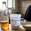 Bicarbonato, vinagre ou shampoo: o que realmente ajuda a acabar com a caspa