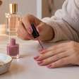 O esmalte lasca no dia seguinte: o problema pode começar antes de a manicure abrir o vidrinho