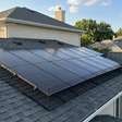Painéis solares no telhado estão virando abrigo para pombos, mas especialistas dizem que uma simples tela pode funcionar melhor que aparelhos ultrassônicos sem prejudicar a ventilação