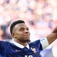 França vence a Turquia com gol de Mbappé, que sente lesão após marcar