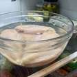 Deixe os peitos de frango de molho em 2 ingredientes antes de cozinhar para obter resultados mais suculentos