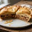 O segredo da massa de torta mais folhada não está em colocar mais manteiga: manter pedaços visíveis de manteiga bem gelada é o que cria pequenas camadas quando ela derrete no forno