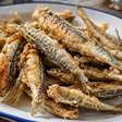 Cozinheiros experientes revelam: "O segredo para fazer o melhor peixe frito está em retirar o excesso de farinha antes de fritar"