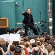 U2 comemora 50 anos de carreira com show surpresa em frente à sua antiga escola em Dublin