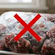 Tirar a carne do congelador pela manhã e deixá-la descongelando na pia parece prático, mas no Canadá a recomendação é usar a geladeira, água fria ou o micro-ondas para evitar que ela permaneça muito tempo em temperatura ambiente