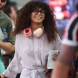 Aerolook: Taís Araújo prova ar estiloso do conjunto listrado tipo pijama em viagem para Milão
