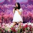 Olivia Rodrigo cura feridas e derrama sangue em abertura triunfante da 'Unraveled Tour'