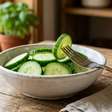 Antes de misturar o pepino à salada, faça isso por 10 minutos: uma pequena quantidade de sal retira o excesso de água e ajuda a manter as fatias crocantes por mais tempo