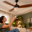 O ventilador de teto pode empurrar o ar para baixo ou puxá-lo para cima, e alterar o sentido altera a circulação percebida no ambiente