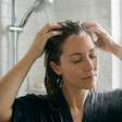 O shampoo deve priorizar o couro cabeludo, enquanto o comprimento recebe a espuma que escorre, evitando atrito desnecessário nas pontas
