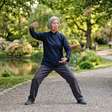 Praticar tai chi ajuda no equilíbrio, mas o ganho depende de frequência, progressão e movimentos adaptados ao nível de cada pessoa