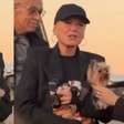 Xuxa passa por momento de tensão em aeroporto e dá bronca em fã após susto em pet: 'Quase morre'