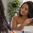 Quem tem cabelos cacheados está apostando nesta técnica com vapor para diminuir o frizz e melhorar a definição