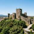 Considerada o berço da identidade portuguesa, a cidade que foi a primeira capital do país conserva castelo, ruas medievais e construções que ajudam a contar quase mil anos de transformação urbana