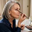 Para abrir o olhar a partir dos 50/60 anos, aplique na raiz dos cílios uma sombra de olhos de cor marrom ou bordô como se fosse um delineador