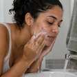 Dermatologistas alertam que espremer espinhas pode empurrar a inflamação para camadas mais profundas e aumentar o risco de manchas e cicatrizes
