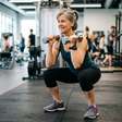 Os treinadores concordam: "Uma mulher de 60 anos pode começar a treinar força com sessões de 30 minutos e alternar com caminhadas de 20-40 minutos no dia de descanso."