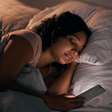 Procrastinação do sono: 5 minutos no celular antes de dormir podem virar 40. Por quê?