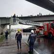 Duas pessoas morrem após caminhão despencar da Ponte Nova do Guaíba, em Porto Alegre