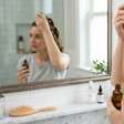 Se queremos fortalecer o cabelo desde a raiz, aplicar diretamente no couro cabeludo o tônico com cafeína pode complementar a rotina