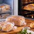 Pão congelado pode voltar ao forno ainda frio e recuperar a crosta, desde que seja protegido da perda de umidade durante o armazenamento