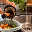 Borra de café não deve descer pelo ralo da cozinha, porque os grãos podem se acumular com gordura e ajudar a formar obstruções