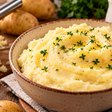 Chefs concordam que o purê não deve ir ao liquidificador, porque o excesso de movimento libera amido e deixa a textura pegajosa