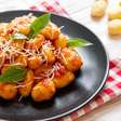 Nhoque de batata caseiro com molho de tomate com preparo simples e prático