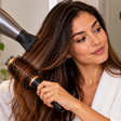 Secar o cabelo com temperatura média e manter o secador em movimento reduz a exposição concentrada ao calor sem abandonar a finalização