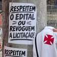Torcedores do Vasco colam cartazes no Maracanã em protesto antes de jogo da NFL
