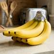 As bananas permanecem frescas por muito mais tempo sem ficarem marrons se armazenadas com 1 coisa na cozinha