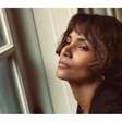 'Não esperava me sentir melhor aos 60 anos do que aos 40': com 35 anos de fama mundial, Halle Berry admite que sua visão de bem-estar mudou com a idade