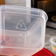 Números gravados dentro de potes plásticos identificam o material, mas não dizem sozinhos se o recipiente pode ir ao micro-ondas