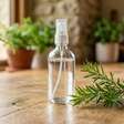 Spray natural caseiro para caspa leva vinagre de maçã, azeite e óleo de melaleuca: veja como preparar
