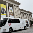 Ônibus elétrico leva estudantes a exposições de arte em São Paulo