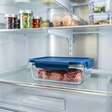 No Canadá, carne crua não deve ficar junto das verduras na geladeira: armazená-la na prateleira inferior e dentro de um recipiente ajuda a impedir que líquidos contaminem outros alimentos
