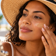 Protetor solar com cor pode acrescentar proteção contra a luz visível em peles com melasma, especialmente quando contém óxidos de ferro