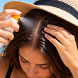 Quem tem cabelo ralo precisa lembrar do couro cabeludo ao usar proteção solar, porque as áreas expostas também podem sofrer queimadura